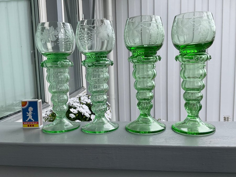 4 st Remmare glas - retro / vintage vinglas Graverad dekor Grön fot Kosta?