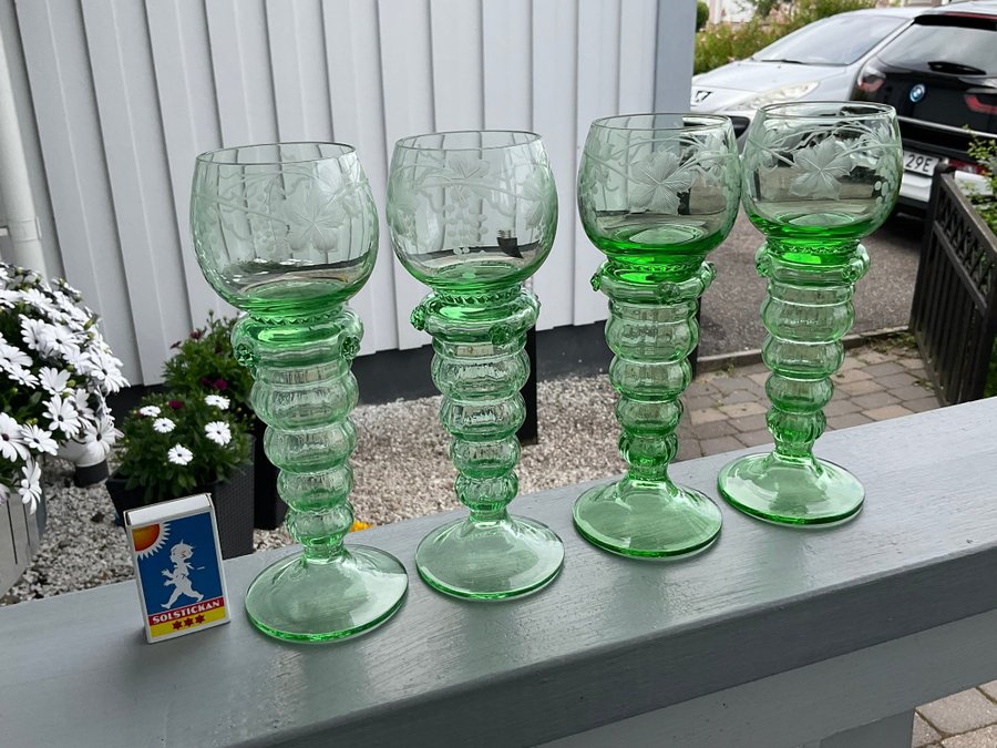 4 st Remmare glas - retro / vintage vinglas Graverad dekor Grön fot Kosta?