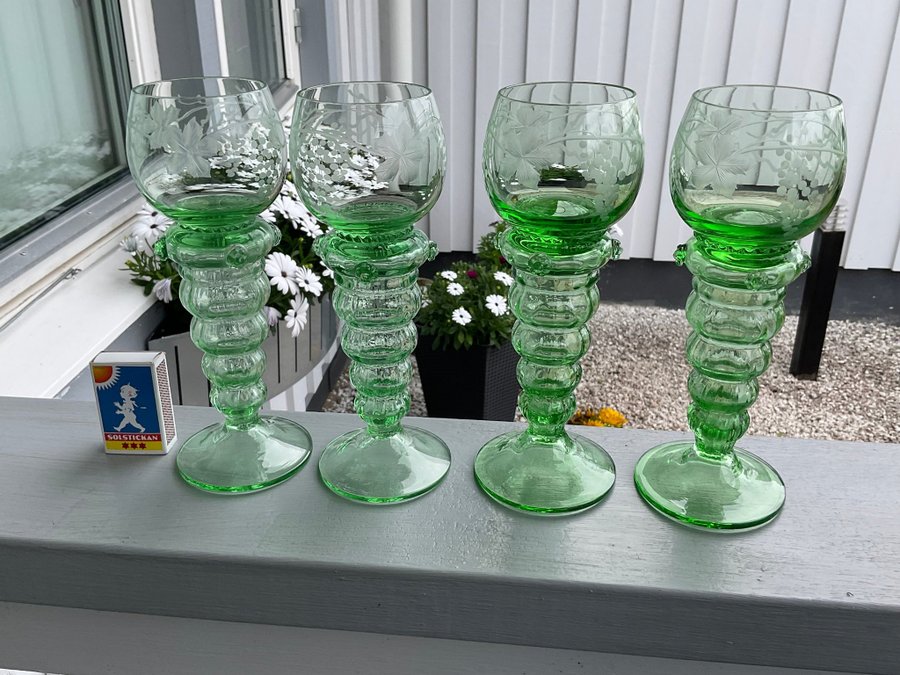 4 st Remmare glas - retro / vintage vinglas Graverad dekor Grön fot Kosta?