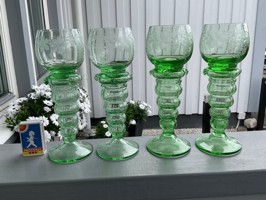 4 st Remmare glas - retro / vintage vinglas Graverad dekor Grön fot Kosta?