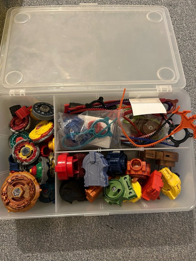 Beyblade-set med arena och tillbehör