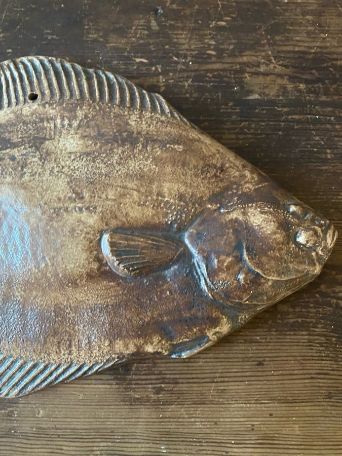 ROSE MARIE BENGTSSON Väggskulptur plattfisk i relief stengods signerad