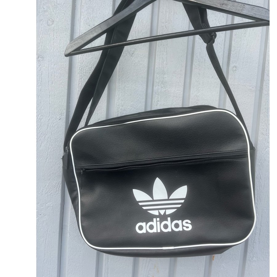 Adidas axelväska