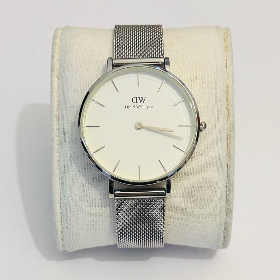 Fin Daniel Wellington klocka med Mesh-armband.