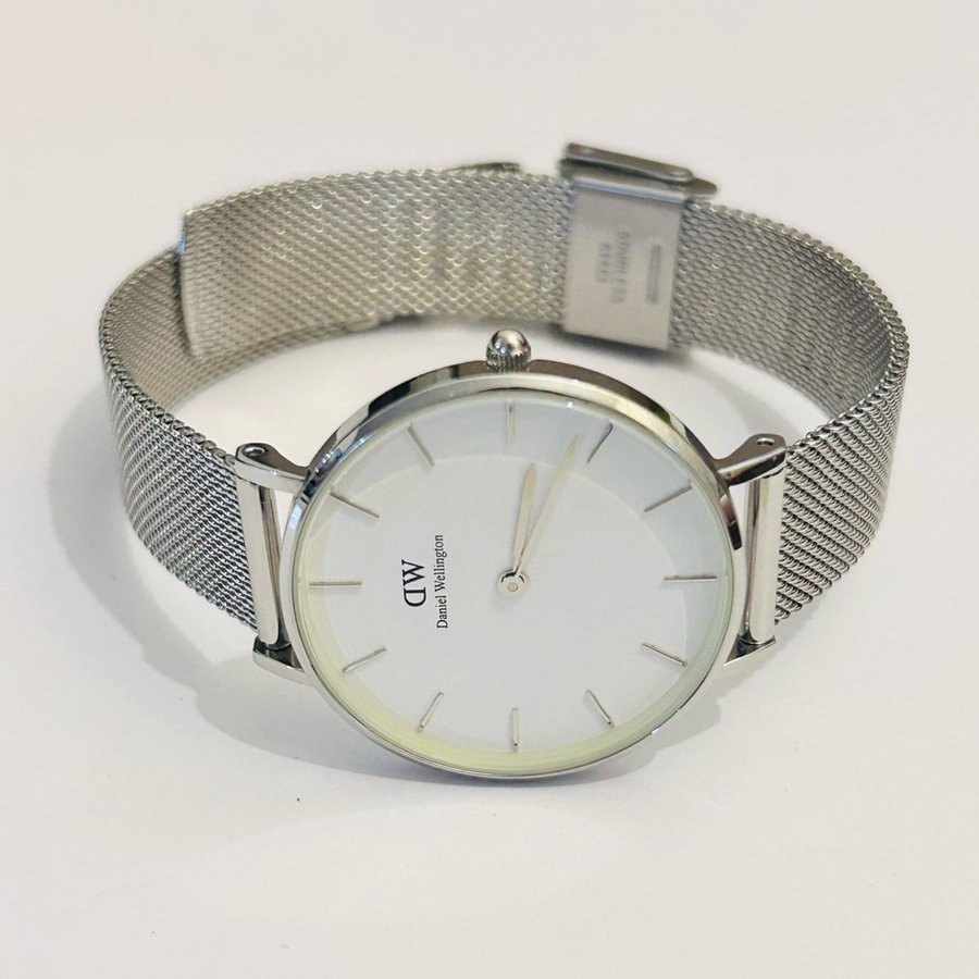 Fin Daniel Wellington klocka med Mesh-armband.