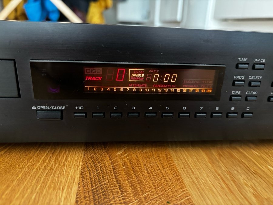 REA 30% FJÄRRONTROLL YAMAHA NATURAL SOUND COMPACT DISC PLAYER MODEL CDX-530