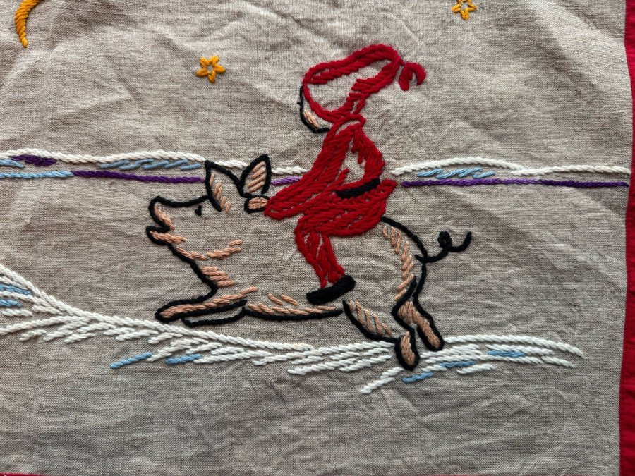 Retro handbroderad jul bonad i linne med tomte och gris