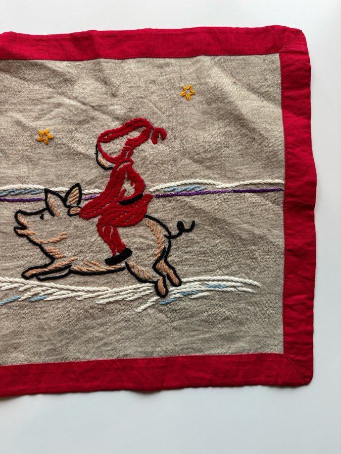 Retro handbroderad jul bonad i linne med tomte och gris