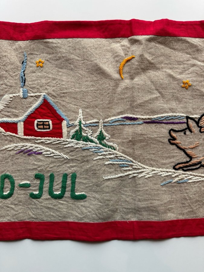 Retro handbroderad jul bonad i linne med tomte och gris