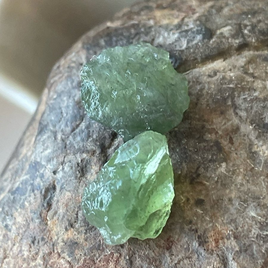 2 st HÖG KVALITET! Naturlig äkta PERIDOT KRISTALL från NORGE