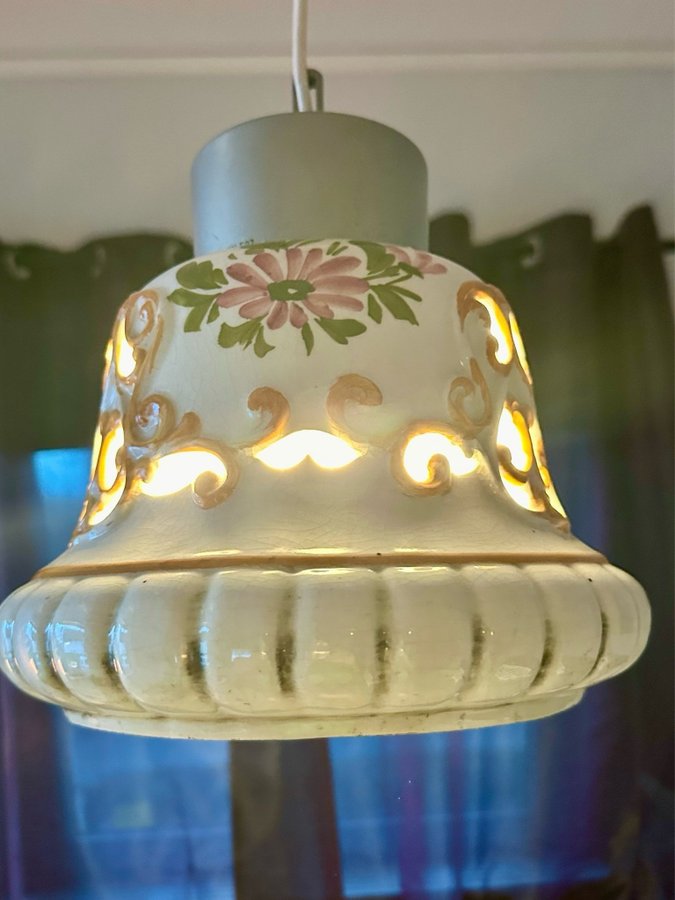 Retro keramiklampa taklampa lampa med handmålade blommor vintage fint skick