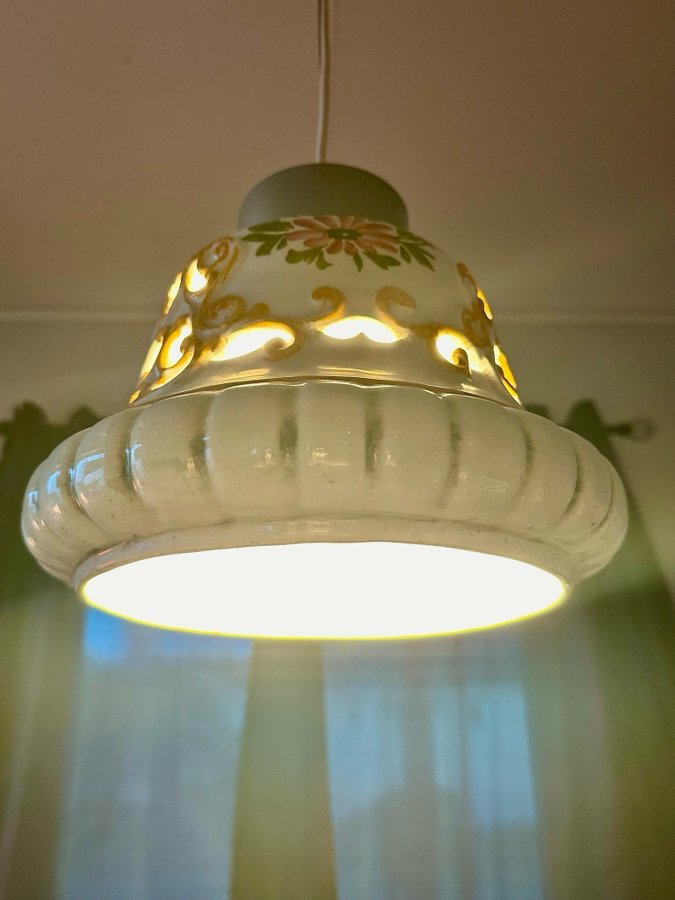 Retro keramiklampa taklampa lampa med handmålade blommor vintage fint skick