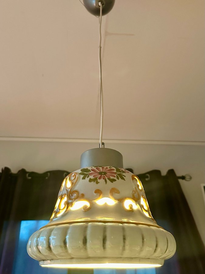 Retro keramiklampa taklampa lampa med handmålade blommor vintage fint skick