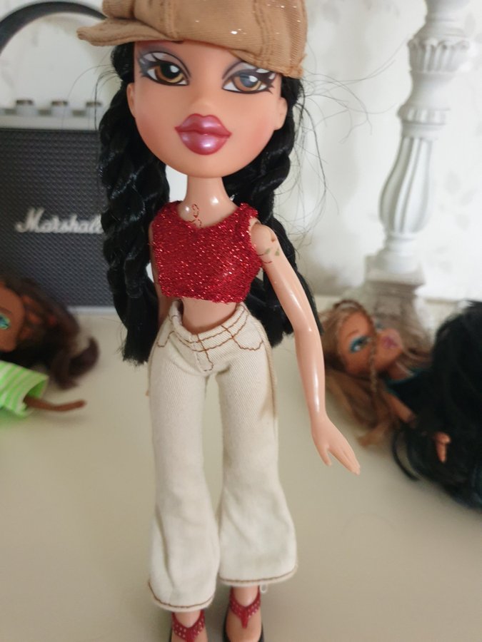 Bratz docka med röd glittertopp och vita jeans