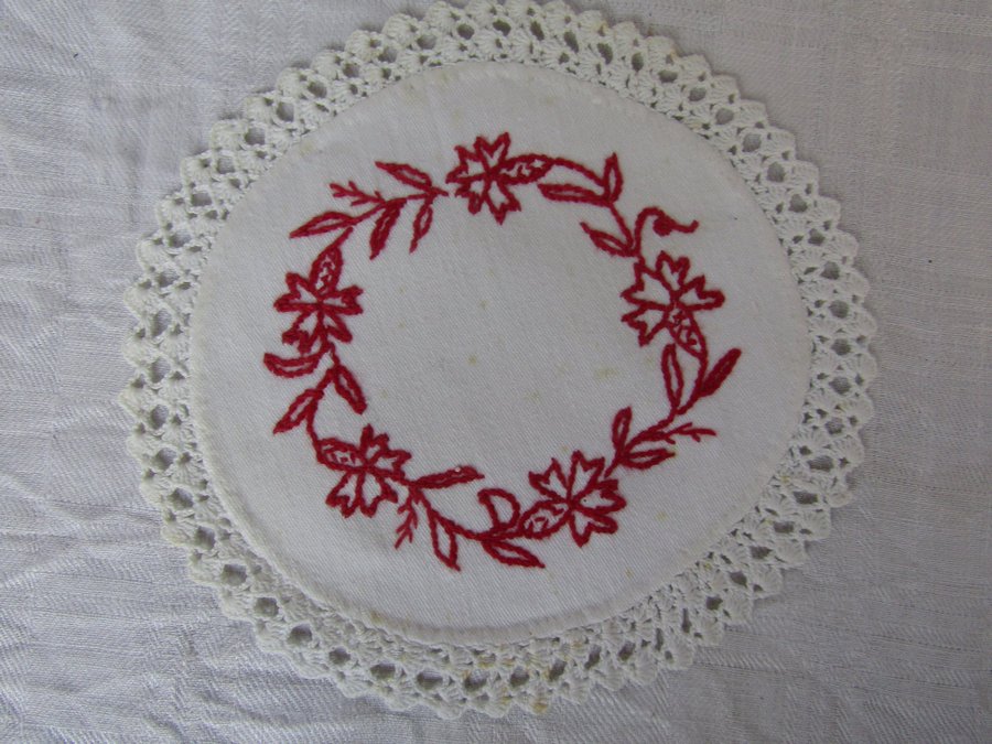 JUGEND broderad rund duk m knypplad spets D ca 18cm bomull