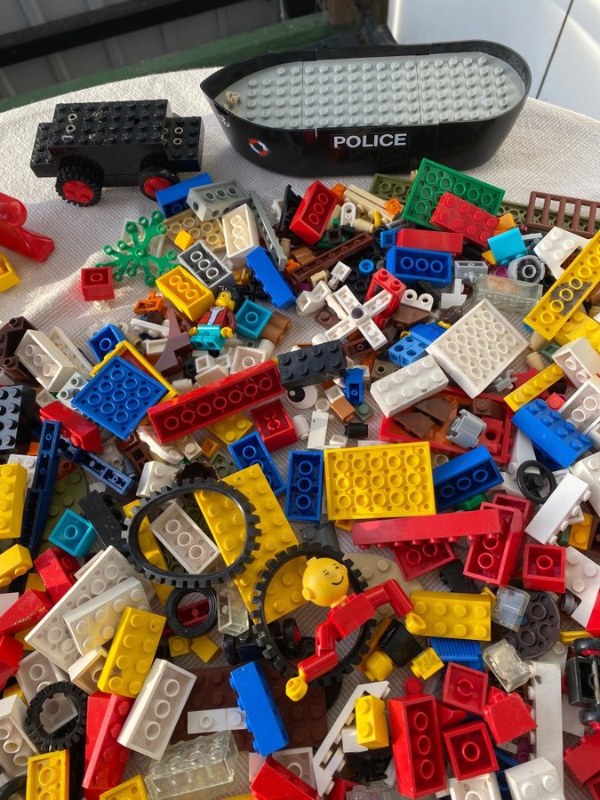 23 kg blandat Lego från 70 och 80 talet inkl skrov till polisbåt och plattor