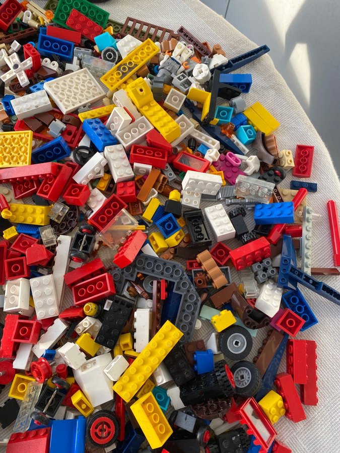 23 kg blandat Lego från 70 och 80 talet inkl skrov till polisbåt och plattor