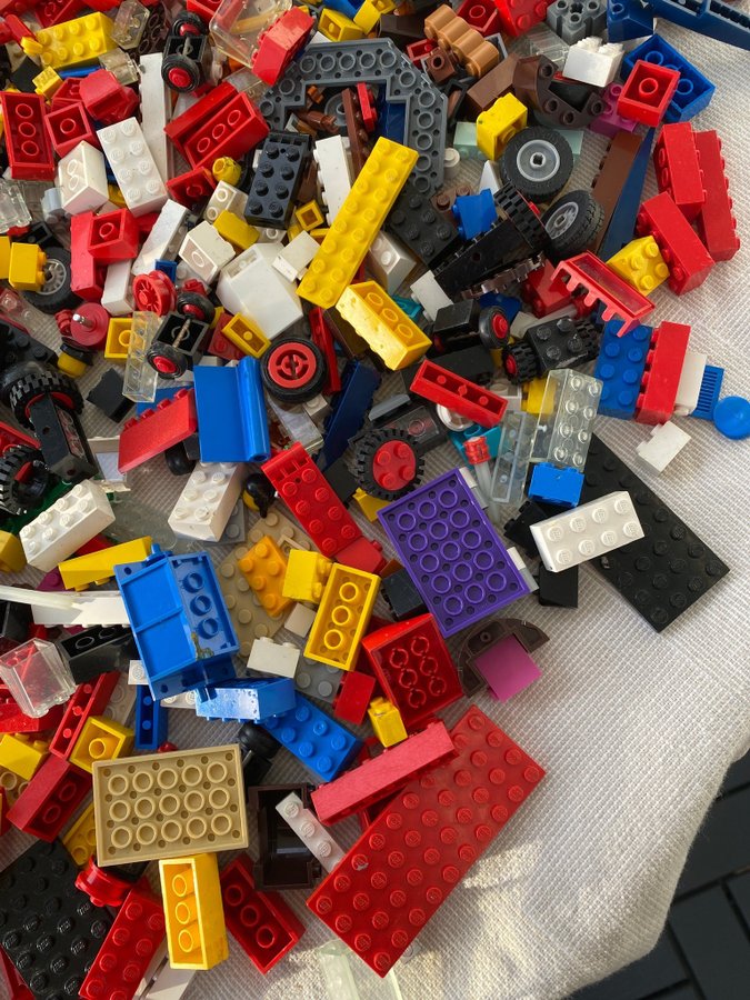 23 kg blandat Lego från 70 och 80 talet inkl skrov till polisbåt och plattor