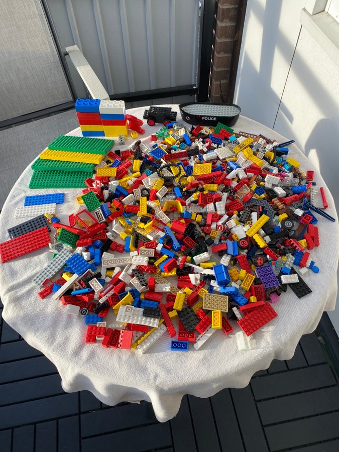 23 kg blandat Lego från 70 och 80 talet inkl skrov till polisbåt och plattor