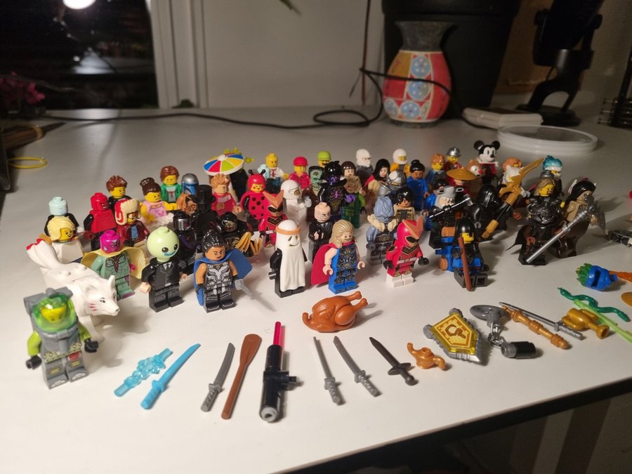 60+ LEGO Minifigurer  Tillbehör