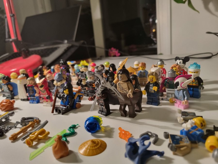 60+ LEGO Minifigurer  Tillbehör