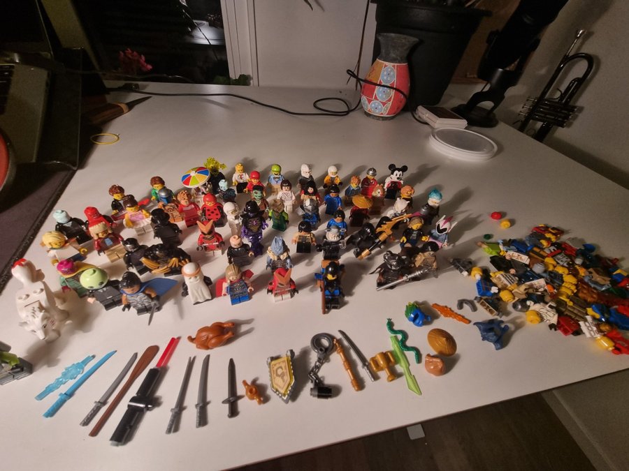 60+ LEGO Minifigurer  Tillbehör