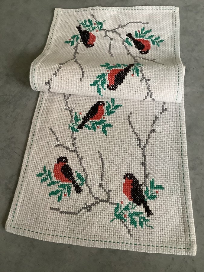 Löpare till Jul**Handbroderier på ljusgrå väv ”Domherrar” vintage 56x23 cm