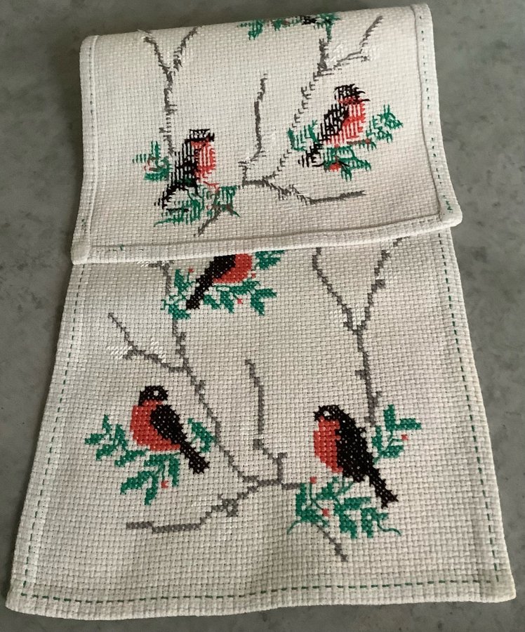 Löpare till Jul**Handbroderier på ljusgrå väv ”Domherrar” vintage 56x23 cm