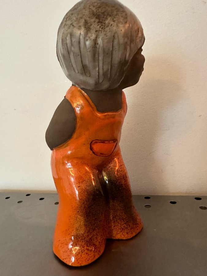 barnfigurin pojke i keramik, Tilgmans keramik, handmade staty vas