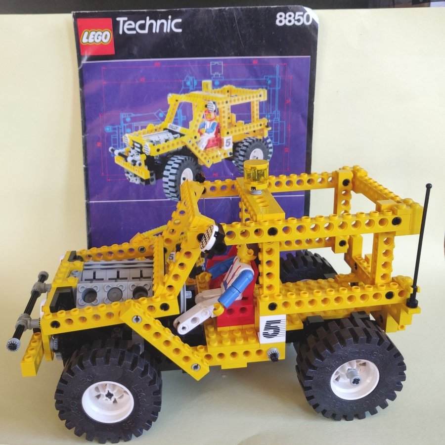 Lego Technic 8850 Rally support truck 1990