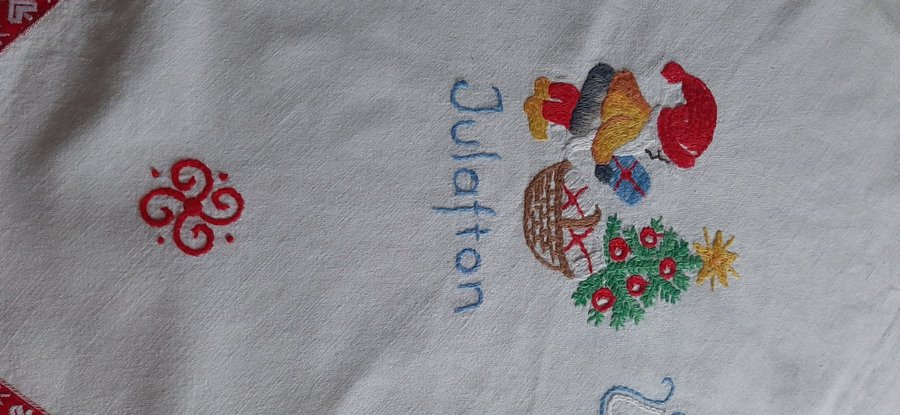 Julduk med broderade motiv