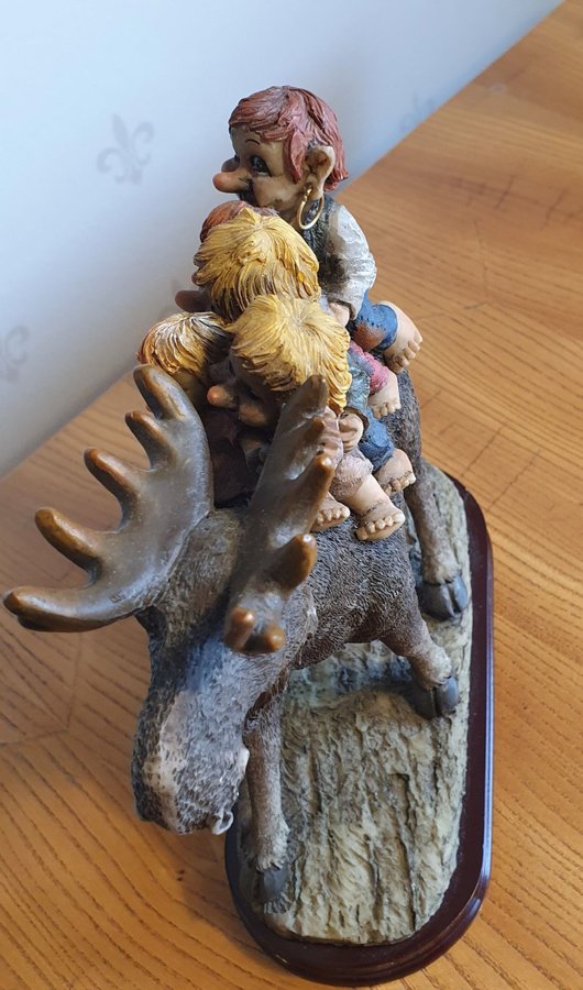 Rolf Lidberg, Stor älg-figurin med ridande trollungar. 20,5 cm hög.