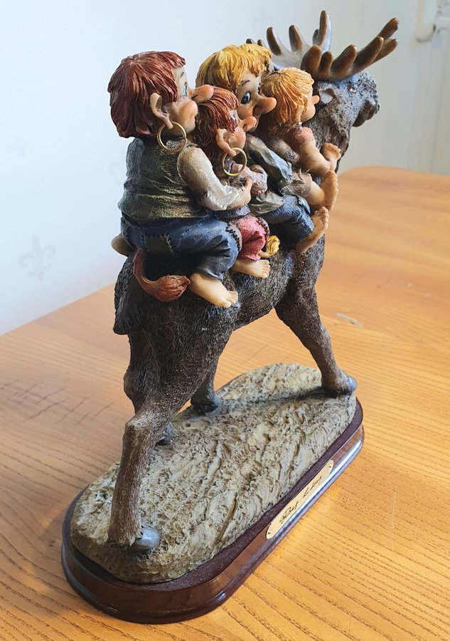 Rolf Lidberg, Stor älg-figurin med ridande trollungar. 20,5 cm hög.