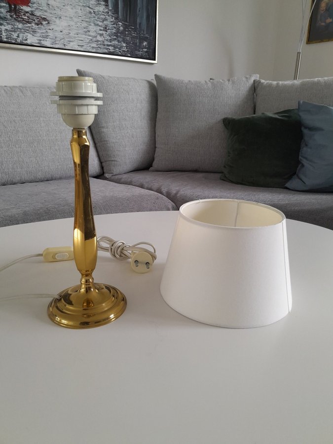 Mycket Fin Bordslampa i mässing, Vintage, "Pegama" m vit skärm. Djur- o rökfritt