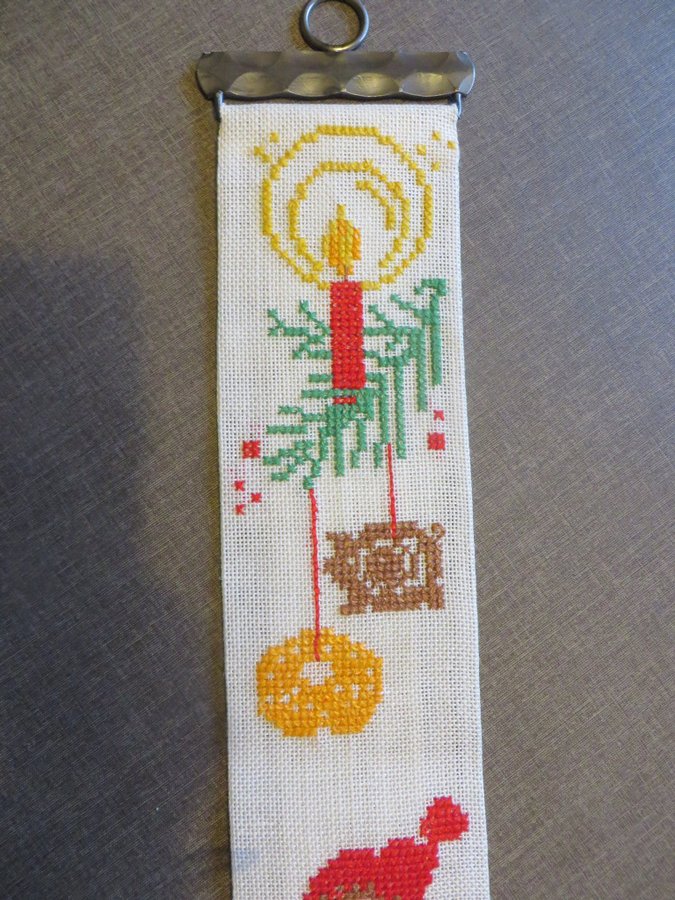 Broderad liten väggvepa med tomtenisse o juldekoration