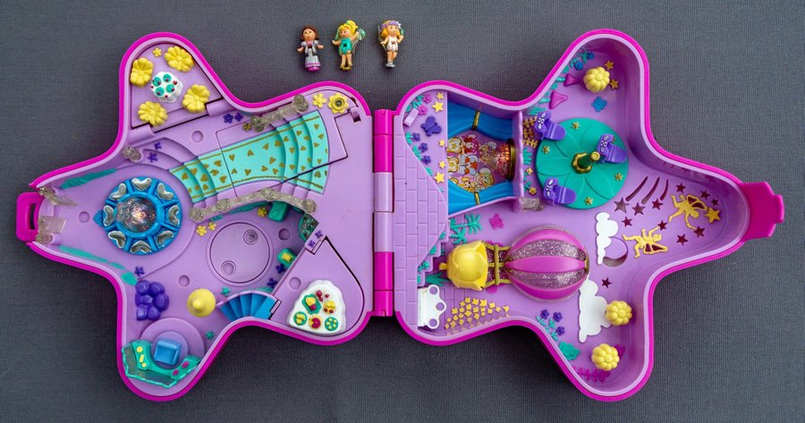 Polly Pocket. Stjärnform, vintage 1990-tal. Lekplats med ledade dockor, ljus.