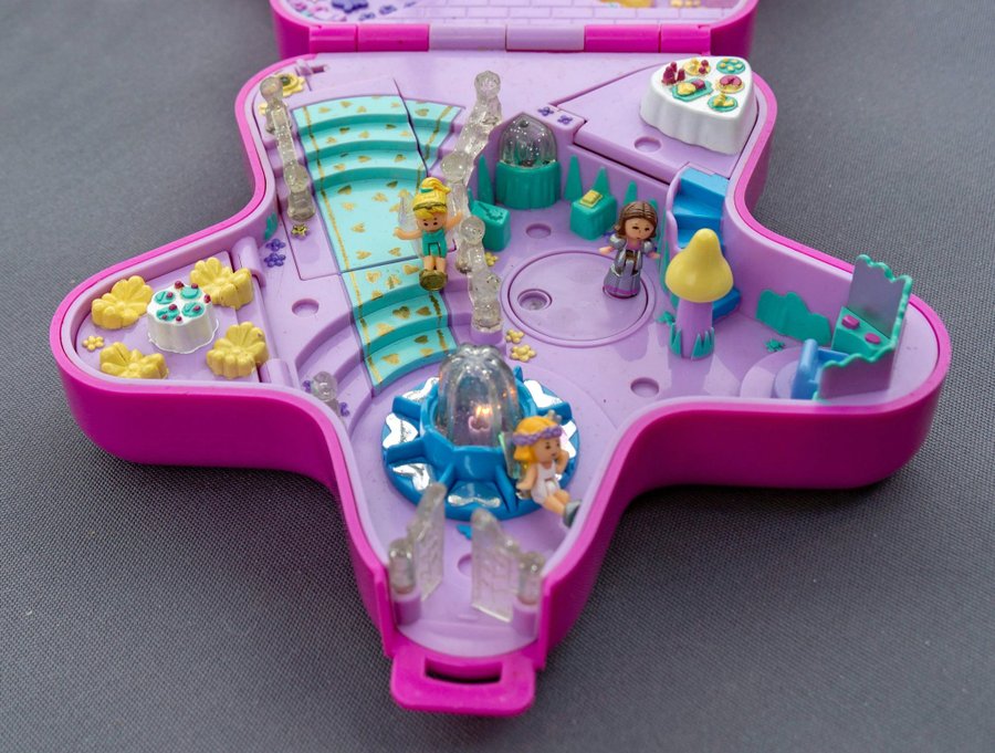 Polly Pocket. Stjärnform, vintage 1990-tal. Lekplats med ledade dockor, ljus.