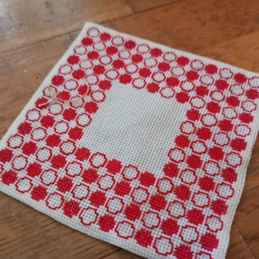 RETRO 2 ST HANDBRODERADE JULDUKAR?VIT AIDAVÄV-RÖDA BRODERIER