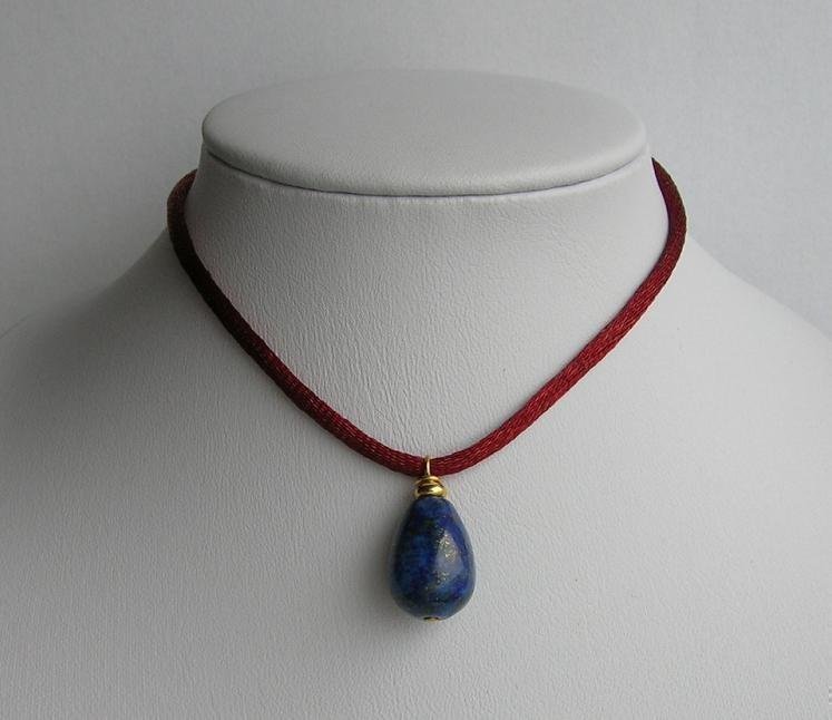 Fint hänge med en LAPIS LAZULI sten  halsband