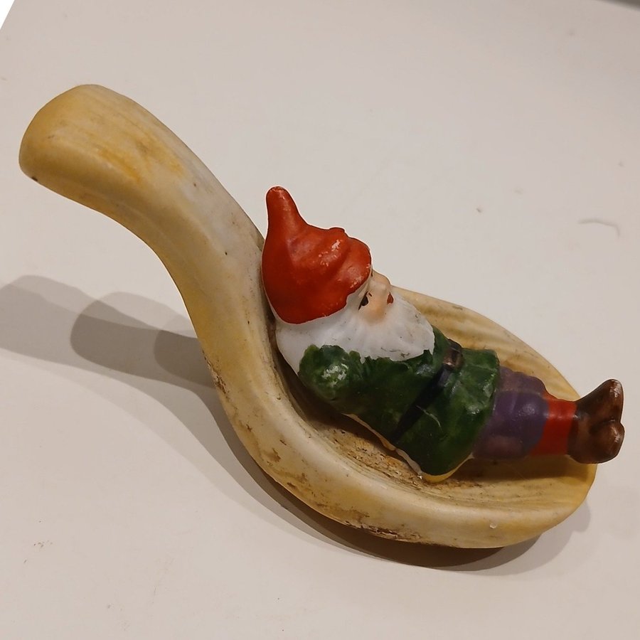 retro tomte tomtenisse som ligger i en tomtegrötsslev