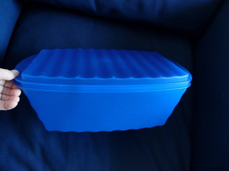 TUPPERWARE! STOR BLÅ BRÖDBOX! PERFEKT FÖR BRÖD OCH BULLBAKET! 38X22X12CM!