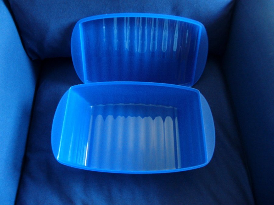 TUPPERWARE! STOR BLÅ BRÖDBOX! PERFEKT FÖR BRÖD OCH BULLBAKET! 38X22X12CM!