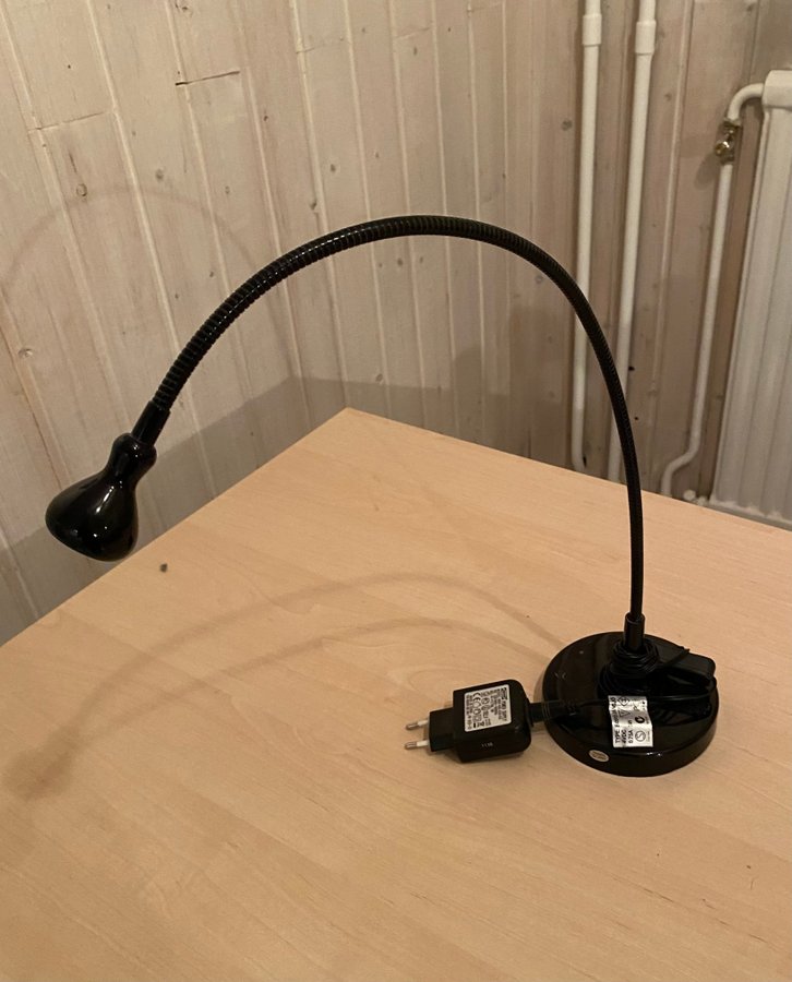 Svart flexibel bordslampa