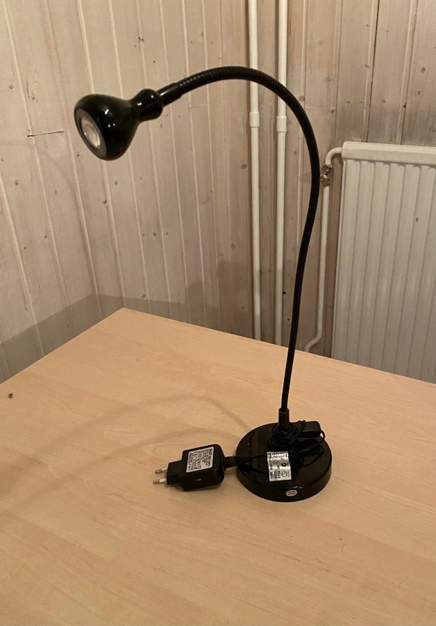 Svart flexibel bordslampa