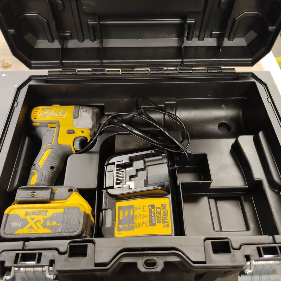 DEWALT Dcf887 XR 18V Slagskruvdragare med ett batteri laddare och väska