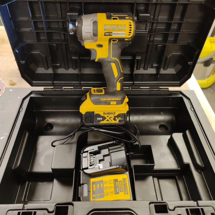 DEWALT Dcf887 XR 18V Slagskruvdragare med ett batteri laddare och väska