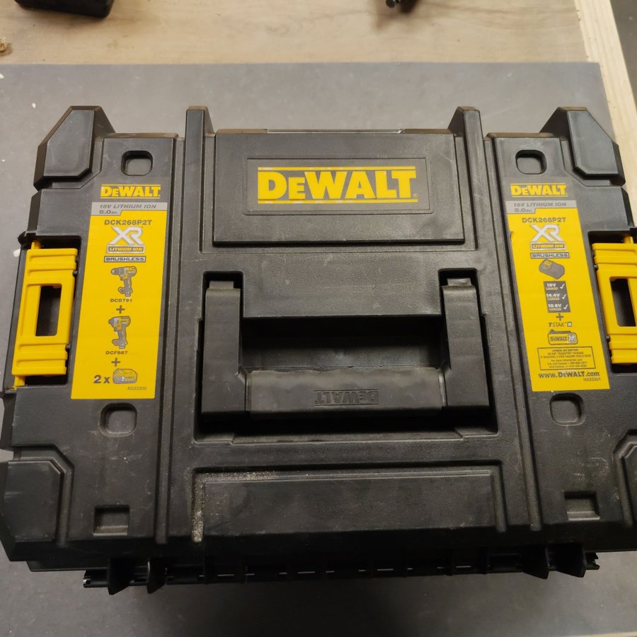 DEWALT Dcf887 XR 18V Slagskruvdragare med ett batteri laddare och väska