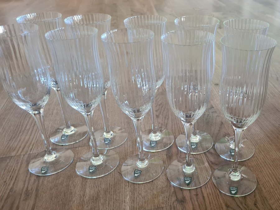 10 st större och 2 st mindre champagneglas Orrefors