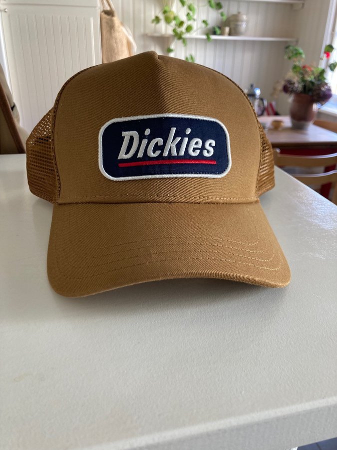 Dickies Truckerkeps med hög profil. Snapback