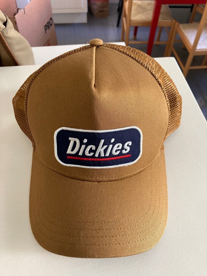 Dickies Truckerkeps med hög profil. Snapback